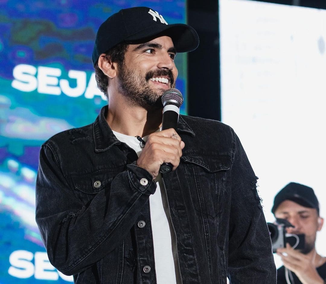 Caio Castro em eventos de TV e cinema, mostrando sua altura e presença marcante.